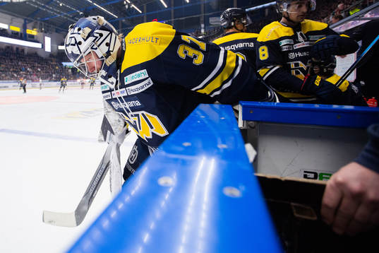 s målvakt Jonas Gunnarsson är påväg ut på isen