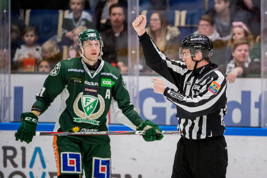 Linjedomare Jimmy Dahmén  och Färjestads Johan Ryno