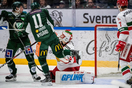 Färjestads Joakim Nygård krockar med Moras målvakt