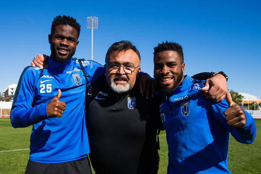 Abdul Razak, players manager Claudio Leal och John Junior