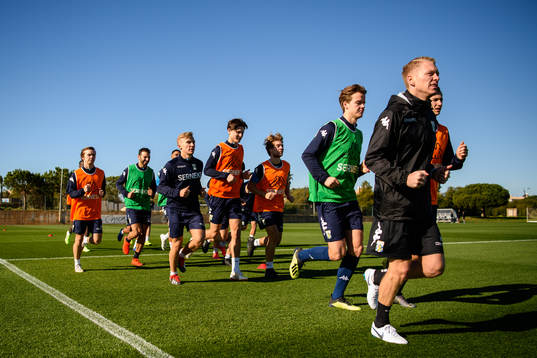Fystränare Kalle Olsson (th) håller i uppvärmnings