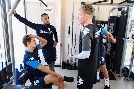 Amin Affane och Junes Barny pratar med fystränare Kalle