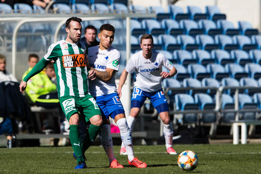 Matterburgs Cesar Ortiz i kamp om bollen med Norrköpings