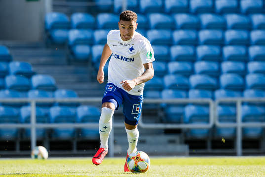 Norrköpings Jordan Larsson med bollen