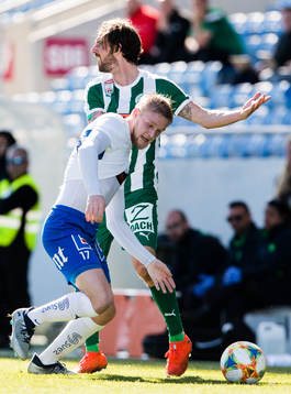 Norrköpings Kalle Holmberg i kamp om bollen med