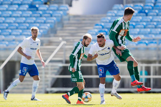 Matterburgs Michael Perlak och Marko Kvasina i kamp om