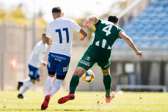 Norrköpings Jordan Larsson i kamp om bollen med
