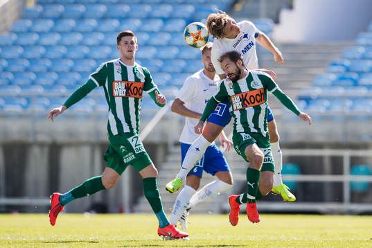 Norrköpings Alexander Fransson i en nickduell med