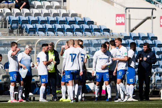 Norrköpings spelare tar en vätskepause