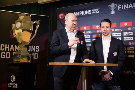 Red Bull Munichs head coach Don Jackson and captain Michael