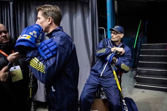 Assisterande tränare Peter Popovic väntar på att bli