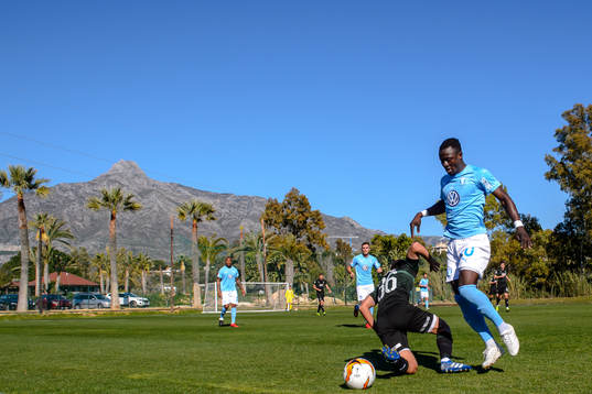 Andey Tekuchov of Krasnodar and Bonke Innocent of Malmö FF