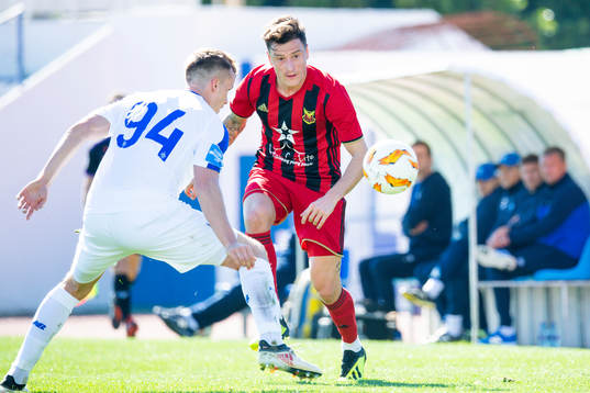 Jamie Hopcutt of Östersund and Tomasz Kedziora of Dinamo