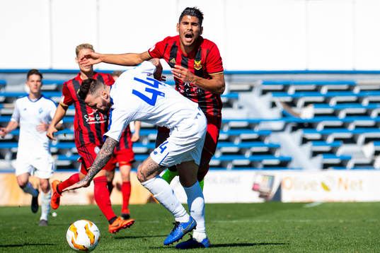 Hosam Aiesh of Östersund and Tamas Kadar of Dinamo Kiev
