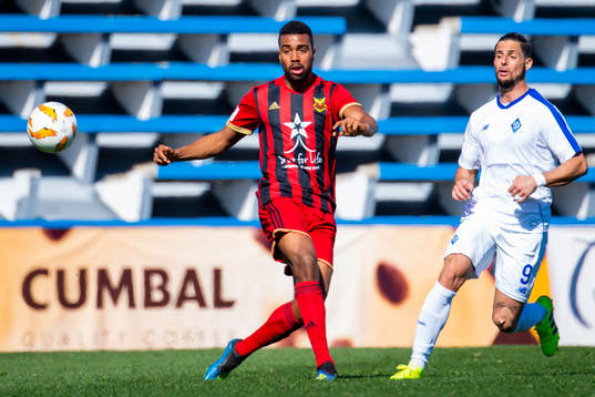 Noah Sonko Sundberg of Östersund and Fran Sol of Dinamo