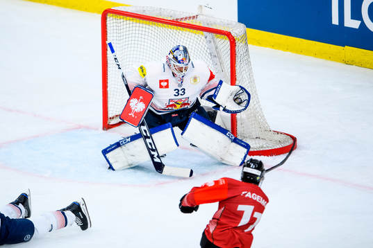 Samuel Fagemo of Frölunda against goalkeeper Danny Aus