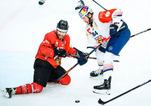 Jonathan Sigalet of Frölunda and Trevor Parkes  of Red
