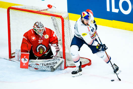 Goalkeeper Johan Gustafsson of Frölunda and Trevor Parkes