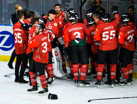 Players of Frölunda celebrates
