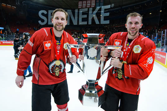 Viktor Ekbom and Anders Grönlund of Frölunda celebrate