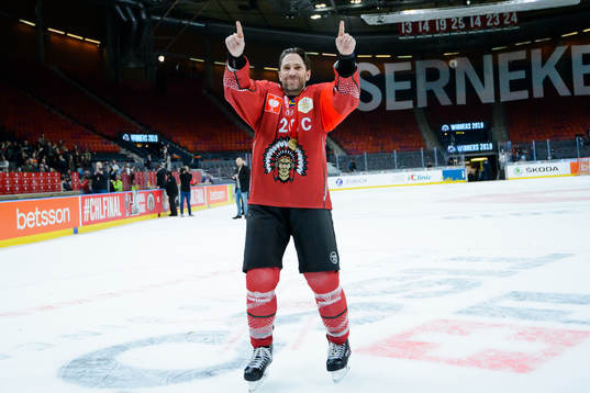 Joel Lundqvist of Frölunda celebrate