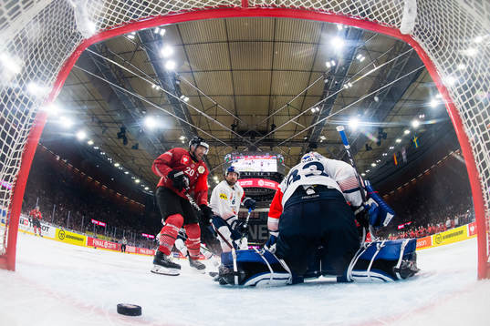 Joel Lundqvist of Frölunda and Daryl Boyle of Red Bull