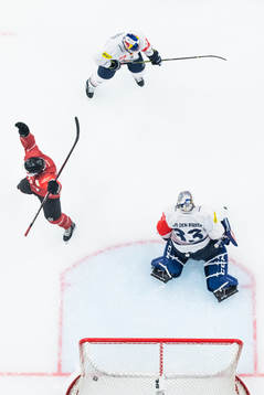 Patrik Carlsson of Frölunda celebrates