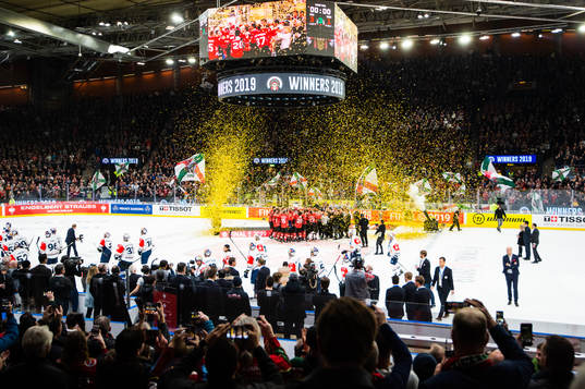 Gold in the air as Frölunda celebrate with the trophy