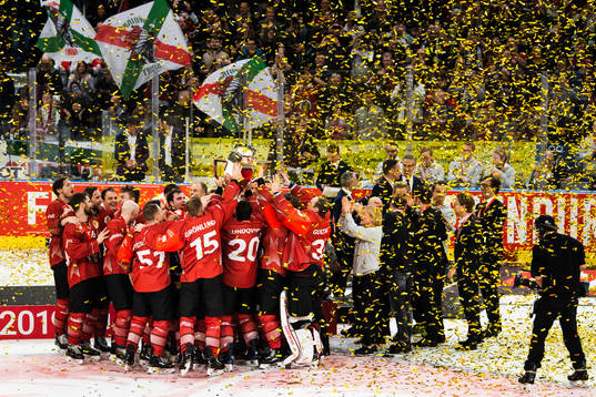 Gold in the air as Frölunda celebrate with the trophy