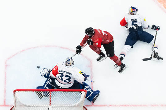 Samuel Fagemo of Frölunda challenges goalkeeper Danny Aus