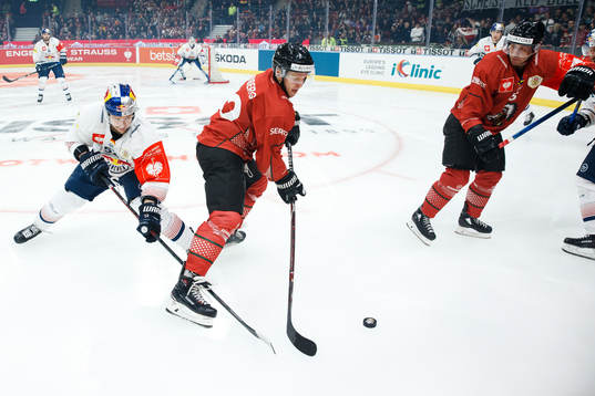 Keith Aulie  of Red Bull Munich and Max Friberg of Frölunda
