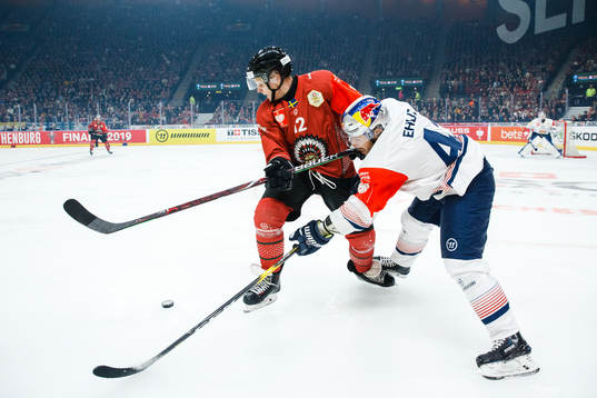 Max Friberg of Frölunda and Yasin Ehliz  of Red Bull Munich