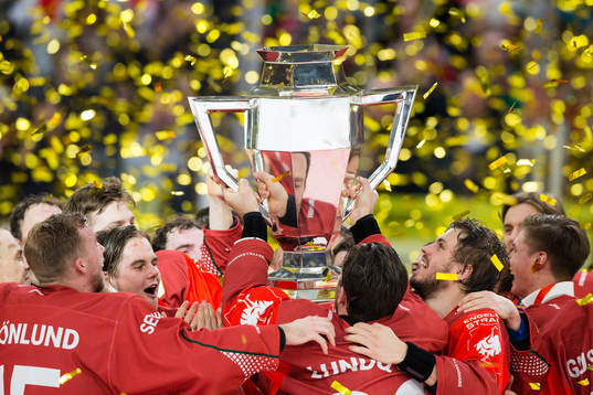 Joel Lundqvist of Frölunda lifts the trophy and celebrates