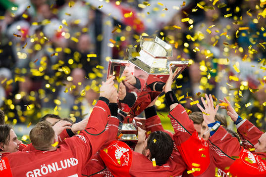 Joel Lundqvist of Frölunda lifts the trophy and celebrates