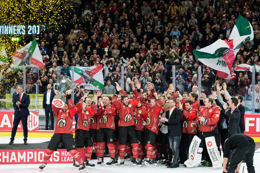 Joel Lundqvist of Frölunda lifts the trophy and celebrates