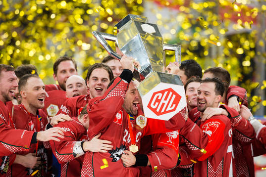 Joel Lundqvist of Frölunda lifts the trophy and celebrates
