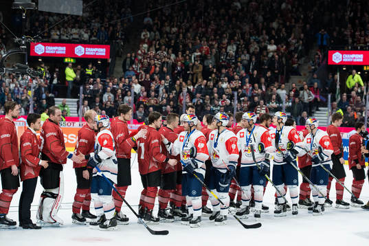 Players of Red Bull Munich and of Frölunda
