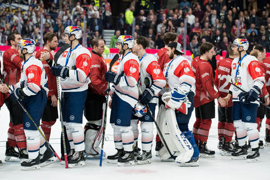 Players of Red Bull Munich and of Frölunda
