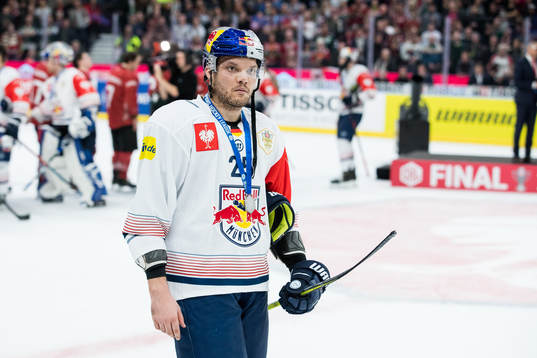 Derek Joslin of Red Bull Munich looks dejected