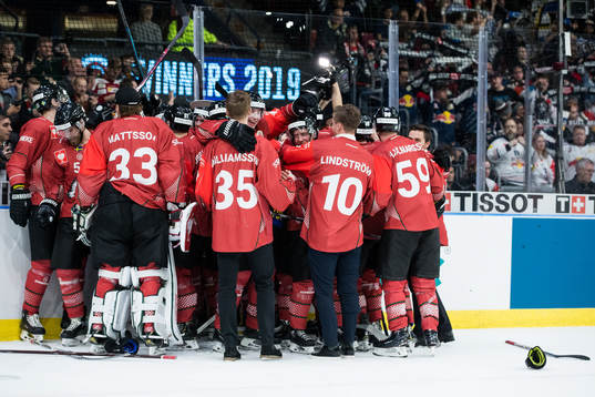 Players of Frölunda celebrates