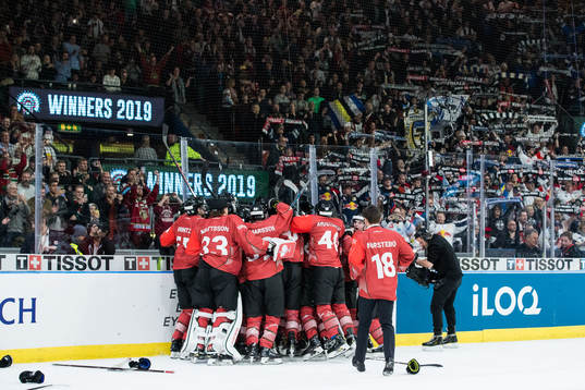 Players of Frölunda celebrates