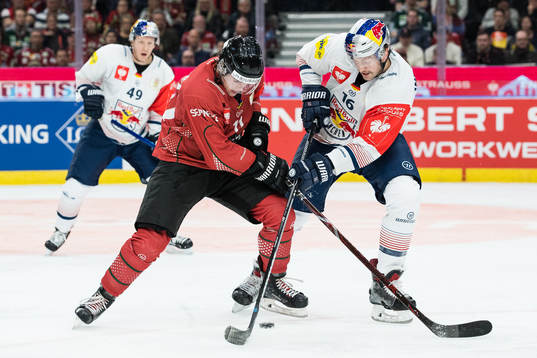 Samuel Fagemo of Frölunda and Konrad Abeltshauser  of Red