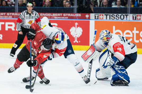 Oliwer Fjellström of Frölunda and Keith Aulie of Red Bull