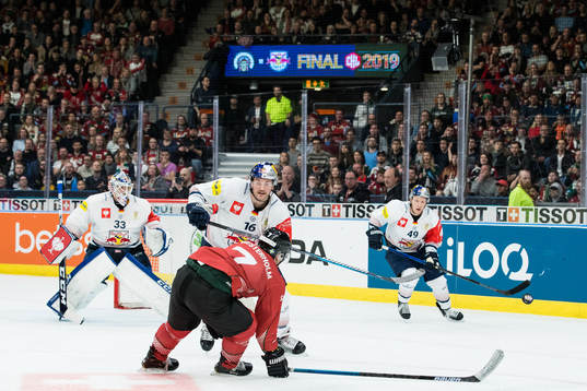 Konrad Abeltshauser  of Red Bull Munich and Pathrik