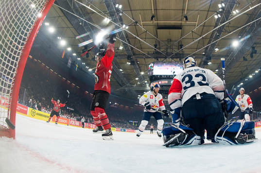 Patrik Carlsson of Frölunda celebrates