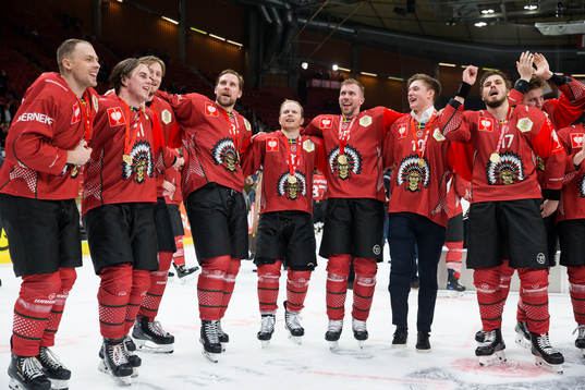 Players of Frölunda celebrates