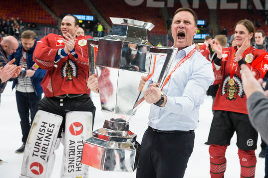 Head coach Roger Rönnberg of Frölunda celebrates