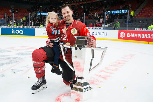 Patrik Carlsson of Frölunda celebrates with his daughter