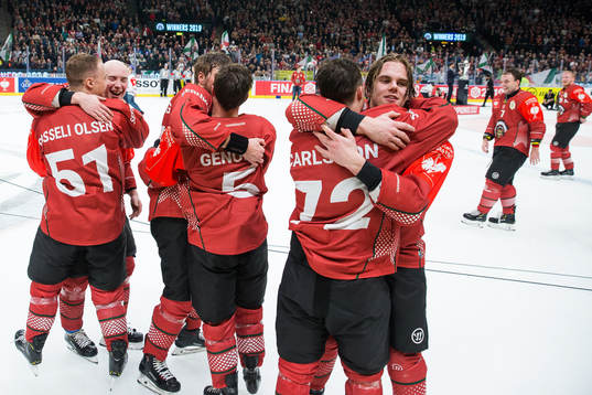 Players of Frölunda  celebrates