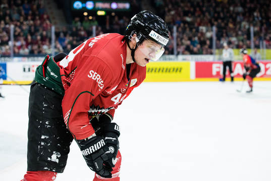 Rhett Rakhshani of Frölunda leaves the ice